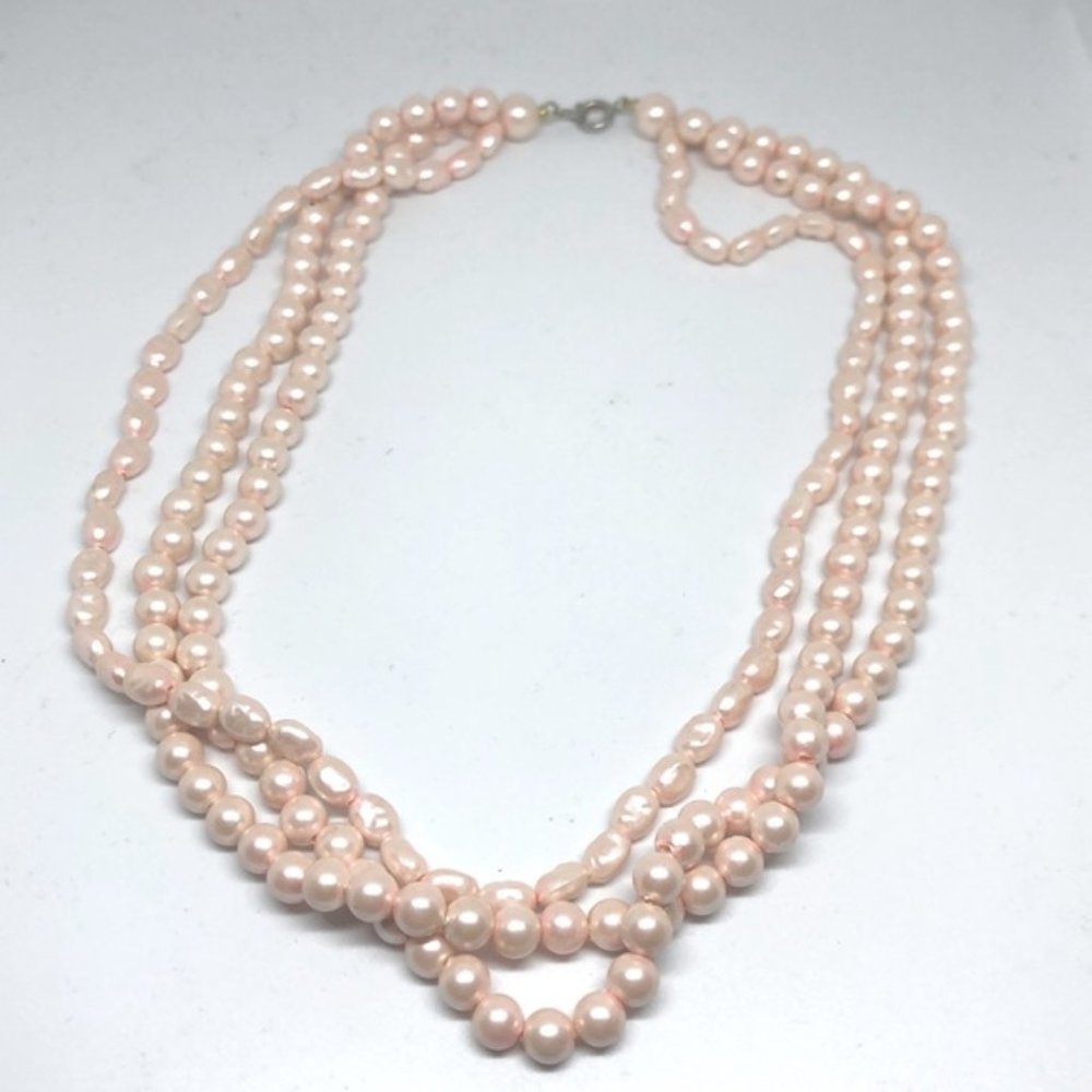 Multi strand beaded pearl necklace.